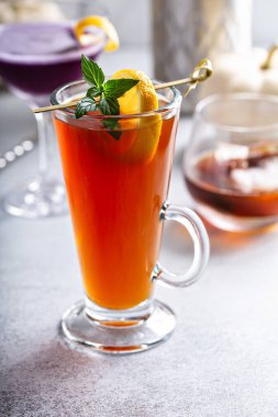 Sıcak sonbahar kokteyli. Büyük bardakta limonlu sıcak elma likörü.