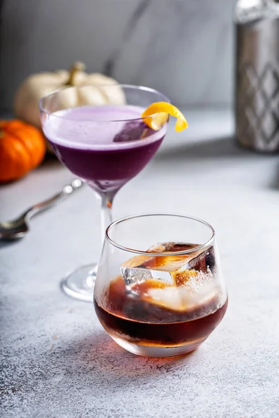 Jesienny Fioletowy Gin Kwaśny Koktajl Cytrynową Skórką Fioletowym Lub Fioletowym — Zdjęcie stockowe