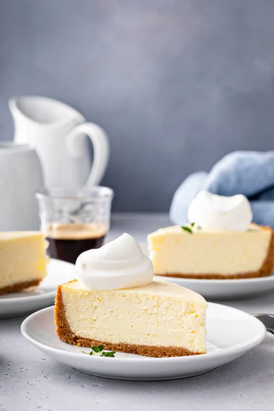 Classic New York Cheesecake Slice Graham Cracker Crust Dollop Whipped — Stockfoto