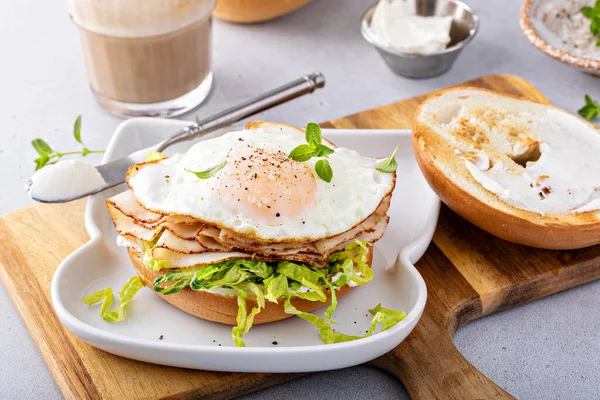 Turkey Bagel Breakfast Sandwich Cream Cheese Lettuce Fried Egg — Fotografia de Stock