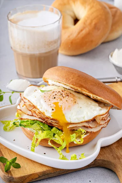 Turkey Bagel Breakfast Sandwich Cream Cheese Lettuce Fried Egg Runny — Stockfoto