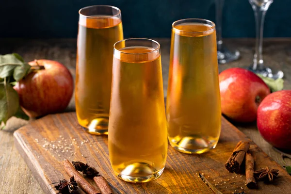 Apple Cider Mimosa Fall Brunch Autumn Cocktail Mocktail Idea — Stockfoto