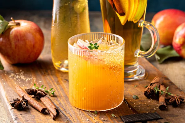 Apple Cider Margarita Apple Slices Cinnamon Fresh Thyme Fall Cocktail — Stockfoto