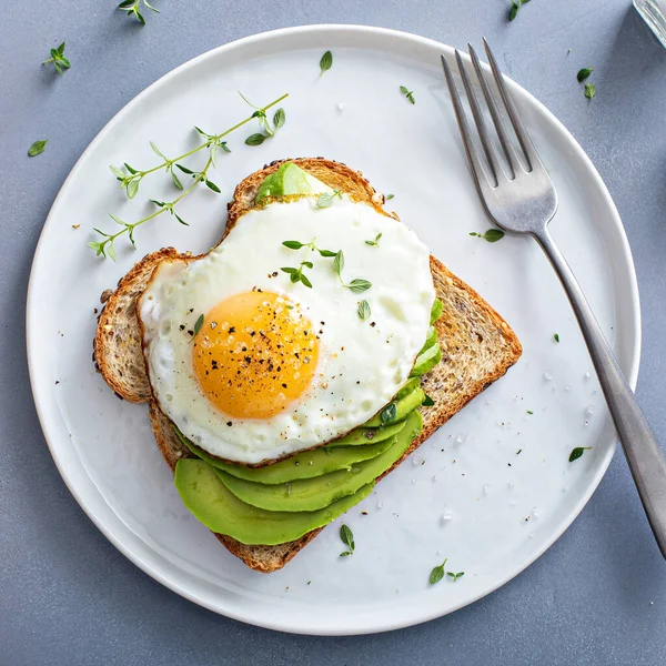 Avocado Toast Toasted Multigrain Bread Fried Egg Top — Fotografie, imagine de stoc