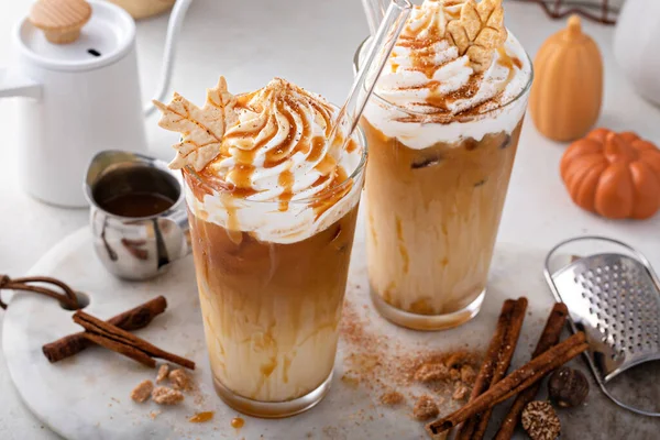 Iced Pumpkin Spice Latte Tall Glasses Topped Whipped Cream Caramel — Foto Stock