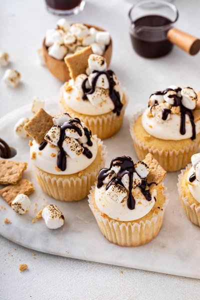Smores Cupcakes Graham Crackers Toasted Marshmallows Chocolate Syrup — Photo