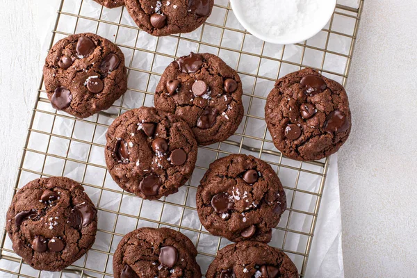 Double Chocolate Cookies Dark Chocolate Chips Salt Flakes Cooling Rack — Stock Photo, Image