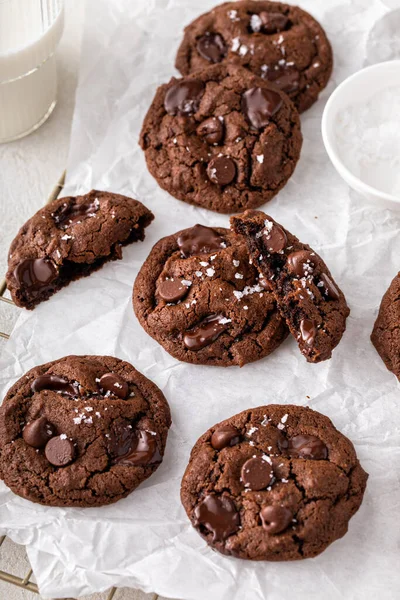 Double Chocolate Cookies Dark Chocolate Chips Salt Flakes Glass Milk — Stok fotoğraf
