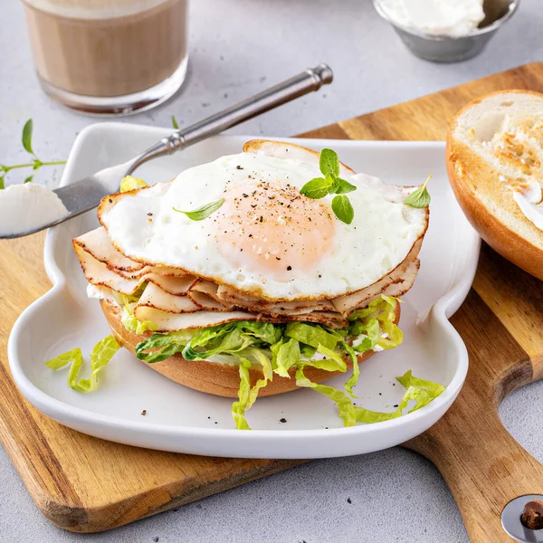 Turkey Bagel Breakfast Sandwich Cream Cheese Lettuce Fried Egg — Foto de Stock