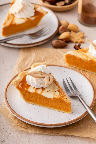 Slice Pumpkin Cheesecake Swirl Pie Topped Whipped Cream Original Thanksgiving — Fotografie, imagine de stoc