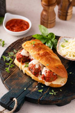 Marinara, mozzarella ve taze otlu köfteli sandviç.