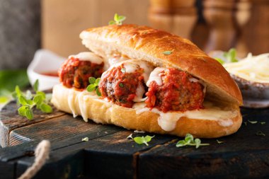 Marinara, mozzarella ve taze otlu köfteli sandviç.