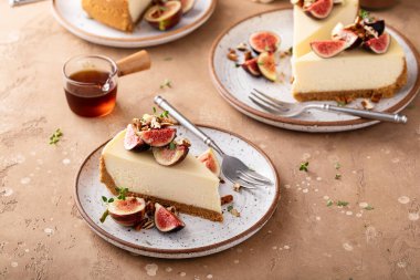 İncirli, cevizli ve akçaağaç şuruplu cheesecake.