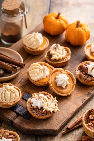 Mini Pumpkin Pecan Pies Baked Muffin Tin Traditional Thanksgiving Fall — Stock Photo, Image