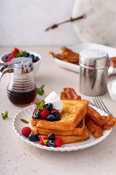 Torrada Francesa Clássica Com Bacon Bagas Frescas Cobertas Com Chantilly — Fotografia de Stock