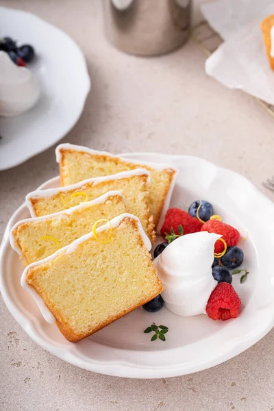 Klassischer Vanille Oder Zitronenpfundkuchen Serviert Mit Frischen Beeren Und Schlagsahne — Stockfoto