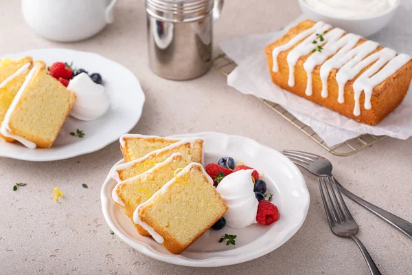 Klassischer Vanille Oder Zitronenpfundkuchen Serviert Mit Frischen Beeren Und Schlagsahne — Stockfoto