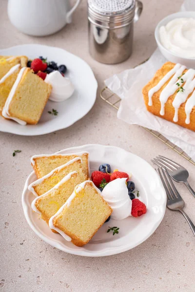 经典香草或柠檬磅蛋糕 与新鲜浆果和奶油一起放在盘子里 — 图库照片
