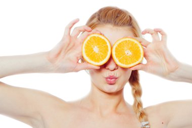 Portakallı genç kadın