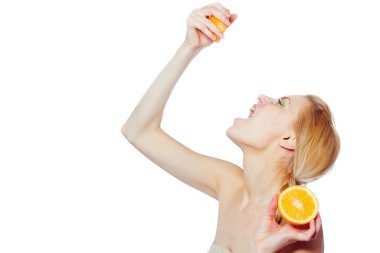 Portakallı genç kadın