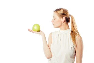 Yeşil elma ile gülümseyen iş kadını