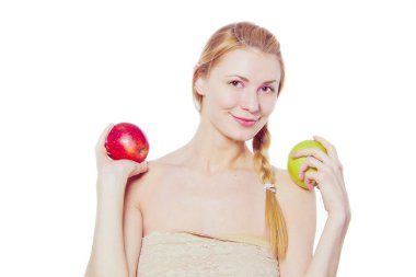 yeşil ve Kırmızı elma ile güzel bir kadın