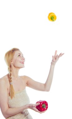 Kadın sarı ve kırmızı biber ile