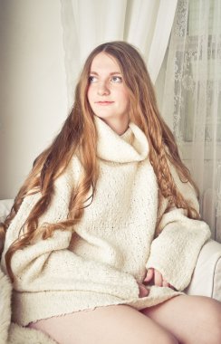 Kanepede oturan hamile kadın.