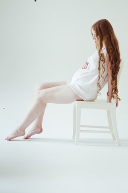 hamile kadın sandalyede oturuyor