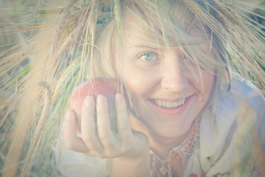 buğday alanında genç kadın resim