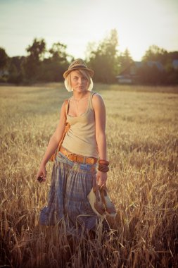 buğday alanında genç kadın resim