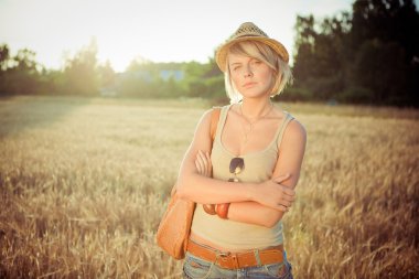 buğday alanında genç kadın resim