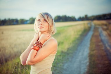 yolda genç kadın resim