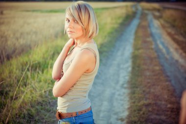 yolda genç kadın resim