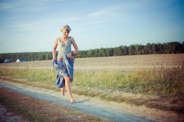 yolda genç kadın resim