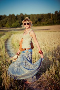 yolda genç kadın resim