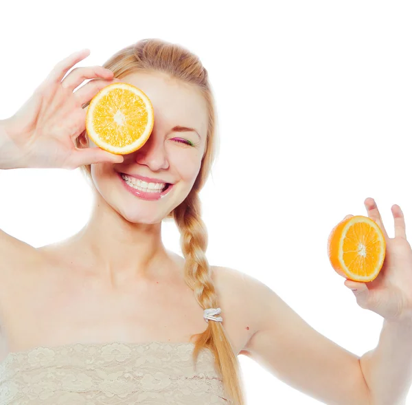 Νεαρή γυναίκα με πορτοκάλια — Φωτογραφία Αρχείου