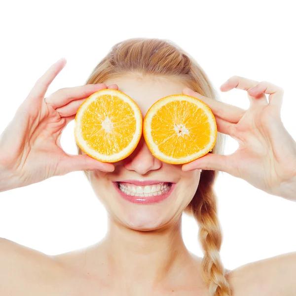 Ung kvinna med apelsiner — Stockfoto