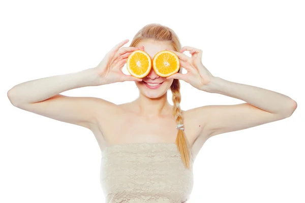 Ung kvinna med apelsiner — Stockfoto