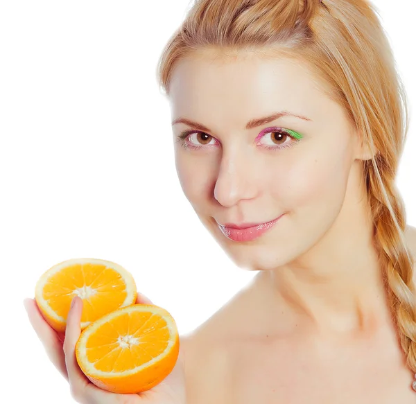 拿橙子的年轻女人 — 图库照片