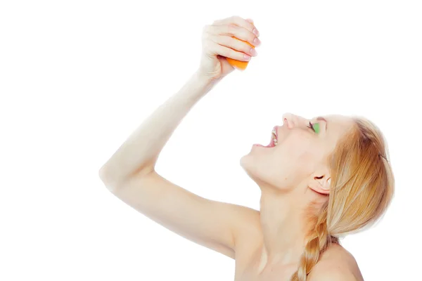 Mujer joven con naranjas — Foto de Stock