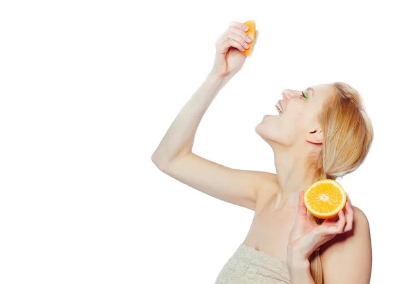 Młoda kobieta z pomarańczami — Zdjęcie stockowe