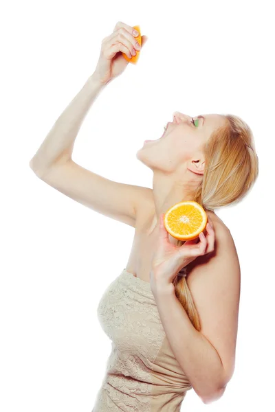 Молодая женщина с апельсинами — стоковое фото