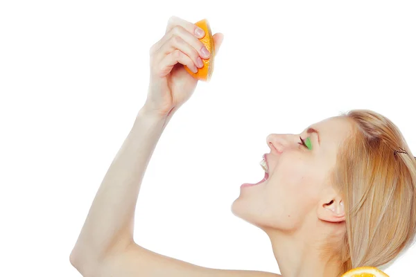 Mujer joven con naranjas — Foto de Stock