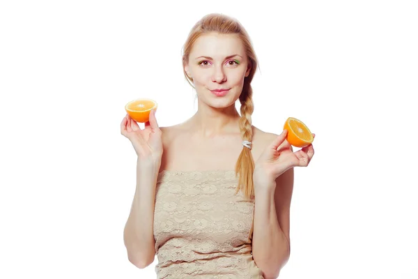 Mujer joven con naranjas — Foto de Stock