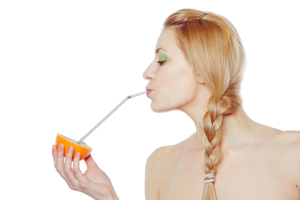 Gyönyörű fiatal nő ivás lé közvetlenül egy narancssárga gyümölcs — Stock Fotó
