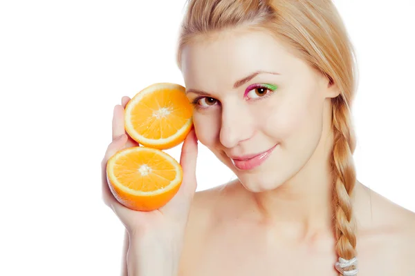 Mujer joven con naranjas — Foto de Stock