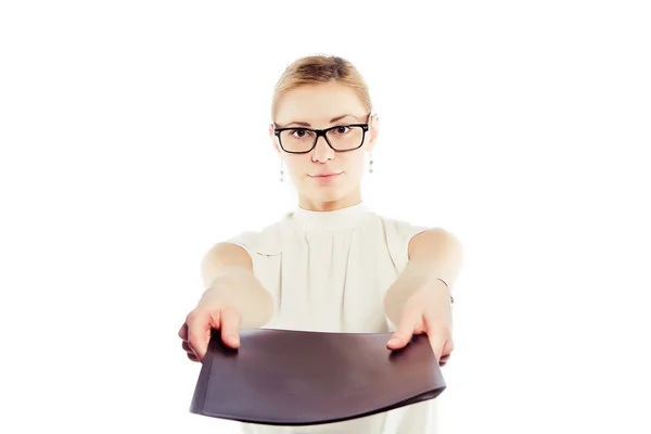 Mujer de negocios sonriente dando el archivo — Foto de Stock