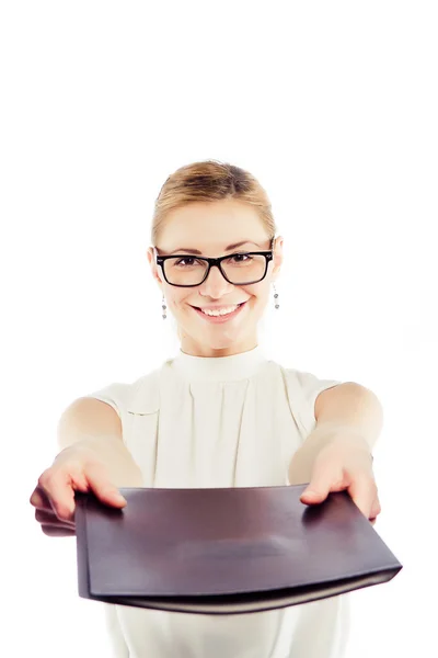 Mulher de negócios sorrindo dando o arquivo — Fotografia de Stock