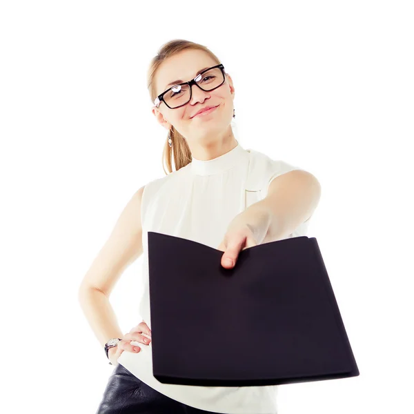 Mujer de negocios sonriente dando el archivo — Foto de Stock